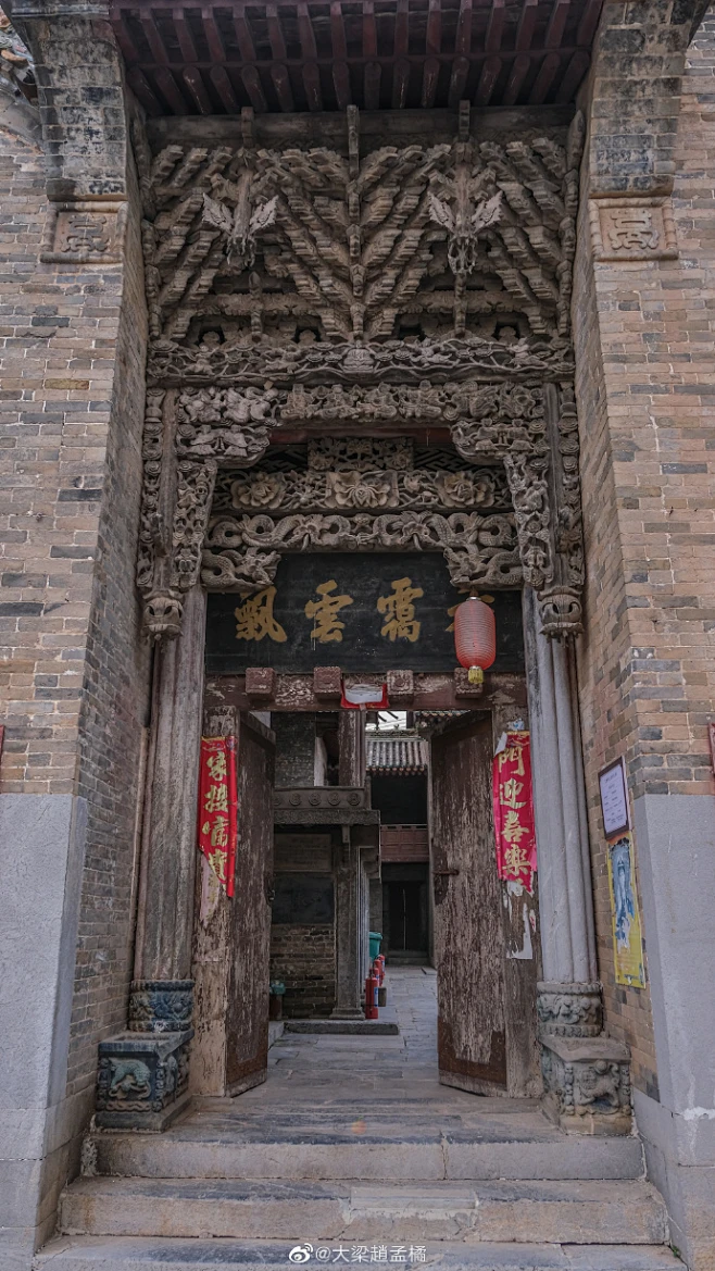 古建筑超话据道光十一年碑刻， 陟椒庙大门原本向南开，因村中一土豪认为庙门朝向对自己家不利，遂出资改建庙门为东向，并增修了琉璃影壁。庙中现存 ...