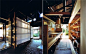百年木屋改造WOOD OLD HOUSE BY TADASHI YOSHIMURA

                    日本建筑师Tadashi Yoshimura对奈良一座有着200多年历史的老屋进行了设计改造。老屋名为Wood Old House，里面有着许多由泥土小路连接的独立的小花园。                        Tadashi Yoshimura设计了一间泥巴内饰的起居室，折叠的泥巴屏风有着很好的热工性能，形成了一面墙与天花板。      ......