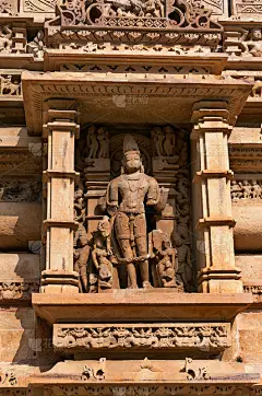 拉克什玛那神庙上的石雕男神雕像。Khajuraho