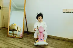 这次回家逢人就说黑色健康

摄影：洪小漩

出镜：菲比

菲比跟随婆婆回乡下待了一个月。这期间，面霜没有带够。

起初，并不在意。直到期间，我回去见了她，才发现，情况大为不妙。

她一边在阳光下肆意奔跑，一边又丝毫不在意防晒。待到长辈反应过来，脸蛋已经呈现萝卜丝状。皮肤也黝黑发亮起来。

见她之前，我和阿科都充满期待。真正见面那一刻，望着巧克力色的菲比，为父为母的我们，一时间陷入了沉默。

也不知道……有没有机会白回来。