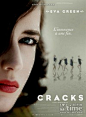 裂缝Cracks(2009) 电影虽然将故事从原著中的南非搬到英国，却依然保留了小说阴暗的笔触质感???大胆碰触了“儿童的残忍本性”这一禁忌话题。爱娃???格林邪魅了。