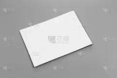 空白肖像模型纸。小册子杂志孤立在灰色上，多变的背景/白纸孤立在灰色上