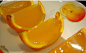 『水晶香橙冻』 用料 鲜橙1只绵白糖1汤匙鱼胶粉10g 做法 1. 橙子洗净，放在桌上用手揉1分钟，感觉外皮变软后，对半切开。小心地将橙子瓣从橙子皮中取出，留下两个完整的半球形橙子容器2. 用榨汁机或汤勺将取出的橙子瓣榨成鲜橙汁3. 鱼胶粉与30ml开水混合，至鱼胶粉完全溶化后倒入榨好的鲜橙汁中，再加入绵白糖，搅拌均匀成果冻液4. 将调好的果冻之倒入半球的橙子容器中，用保险膜盖好，放入冰箱冷藏室冷藏1小时，至果冻液凝固，切成角状
