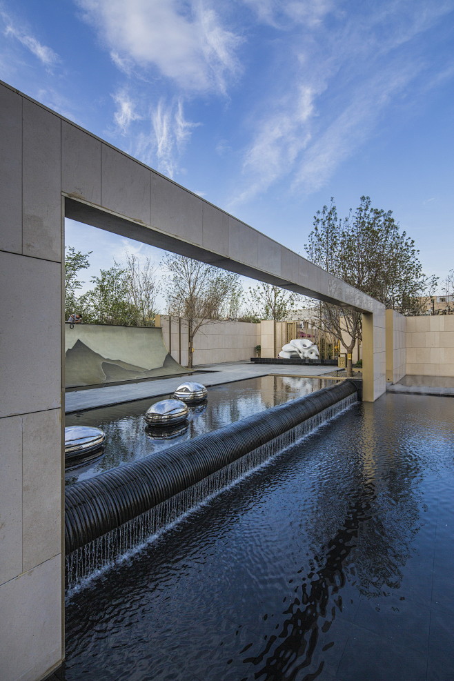 新疆中海九号公馆展示区现代景墙跌水景墙镜面水景雕塑镂空景观设计