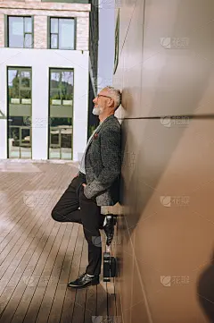 快乐英俊成熟的男人戴着眼镜在外面发呆