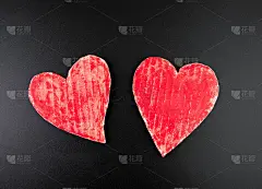 两个红色的心形回收纸板孤立在黑暗的背景上。爱情和浪漫的概念。