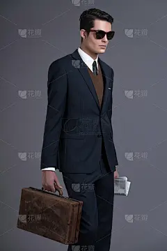 50年代复古的商业时尚男，深色油脂头发。