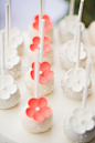 婚礼上巧妙的运用珊瑚色到白色的一种渐变，花艺、蛋糕、丝带的充分展示，很爱这样的配色