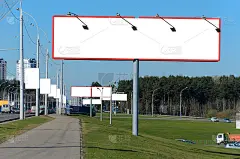 高速公路上有许多空白的广告牌