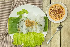 泰国当地食物蒸米皮饺子。