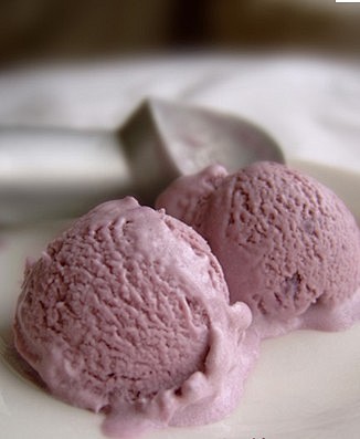  自制紫薯冰激凌 材料； 带皮蒸熟的紫薯...