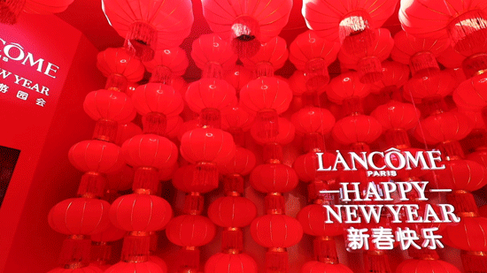 穿过中央环屏，是必须打卡的灯笼拍照区！错...
