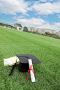 证书学士帽大学草地毕业季校园场景摄影图