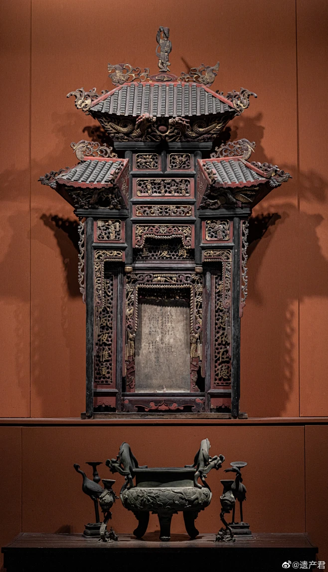【湖南省博物馆藏· 清代神龛】神龛檐角飞翘，每层浮雕、镂空雕飞凤、梅花鹿、苍鹰等，通体鎏金，里面供奉有先人牌位，可能原先放置在祠堂里-花瓣网