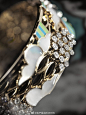 奢华珠宝 | 设计
近近近…距离 Chanel珠宝细节
tag：艺术，首饰，宝石，镶嵌，好物，素材；来源：香奈儿
#遇见艺术# #好物99# @微博收藏 ​​​ ​​​​
