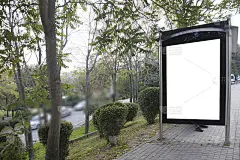 高速公路上的空广告牌