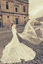 曼妙的黑白大片，最简单的色彩，唯有气场的强大可以支撑Julia Kontogruni 2015婚纱