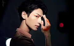 罗云熙锦鲤妆帅气写真桌面壁纸