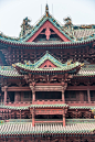 【山西介休祆（xiān）神楼】介休是中国的琉璃之城，也是山西省古建筑密集之县。现在的祆神楼是清代建筑，全国现存唯一的拜火教木构建筑，三重檐歇山顶，楼高25米，造型别致。楼身瓦件脊饰全为五颜六色的琉璃制品，极为瑰丽壮观。