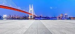 上海南浦大桥和空荡的广场楼夜景