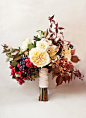 一个美丽的秋天的花束浆果，大卫·奥斯汀玫瑰，绣球和的混合物。 这将适合新娘的礼服，这是非常复古花边雪纺。