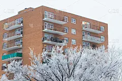 下雪天的公寓