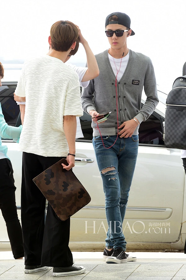 exo组合成员金钟大,吴世勋7月10日韩国仁川机场街拍