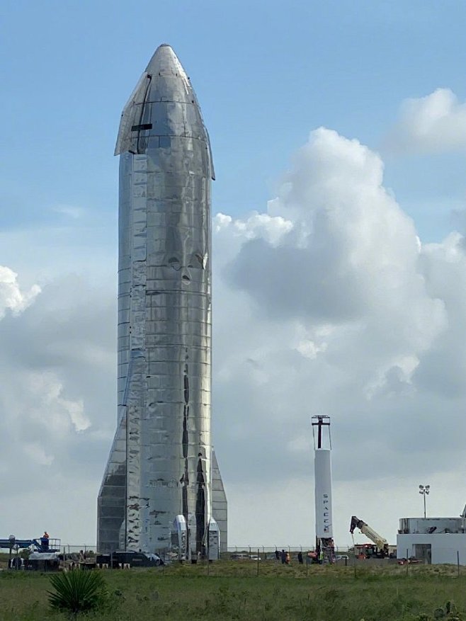 图一猎鹰一号和星舰来自trevormahlmann