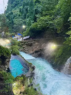 螺髻山九十九里温泉瀑布，位于凉山州普格县荞窝镇，距离西昌市区60多公里。2013年被世界纪录协会认定为“世界最大温泉瀑布”，被国家旅游协会评定为“最美温泉旅游景区”，同年被中央电视台评价为“世界第一的自然温泉瀑布”。 (1)