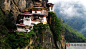 1、虎穴寺    不丹国内最神圣的地方之一，坐落在Paro山谷中3000英尺高的悬崖壁上。传说中的第二位佛祖——Guru Rinpoche骑虎飞过此地，曾在一处山洞中冥想，就是现在的虎穴寺。曾被叫做Taktshang 。
Goemba，建于1692年，一场大火之后寺庙损坏严重，于1998年重建。据说，现在虎穴寺已经严禁普通游客进入，即使是教徒的进入也被严格限制。这座寺庙还没有完全建成，据建造者讲，在未来的90年这座寺庙的建造工程才有望竣工。