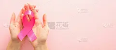 宣传乳腺癌运动的横额横幅。Womanâ的手拿粉红色的乳腺癌意识丝带在粉红色的背景。医疗保健理念。