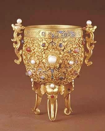 金瓯永固杯是北京故宫博物院珍藏的一件金质...