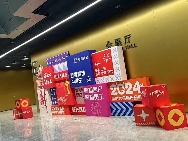 没有夸张的造型，简单粗暴用盒子堆叠的美陈