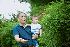 一家人在一起就是很幸运的事
摄影：洪小漩
出镜：豆豆一家
一家人在一起，本就是一件值得感恩的事情。
希望每个人都能够有一个完整的家，不求大富大贵、飞黄腾达，只愿全家人平安喜乐、儿孙能在长辈身边承欢膝下。
最近一直在关注泰国的游船倾覆事件，也看到同城媒体第一时间赶赴普吉，发回的报道似乎都浸满了海水和泪水。
一行行文字、一张张图片，哪怕再客观地记录，哪怕用马赛克模糊尽了遇难家属的脸，依然可以让人心揪着疼。
小时候觉得别离是一件很遥远的事，长大才发现，其实不是那么一回事。