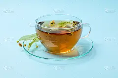 蓝色背景上的一杯椴树茶，特写