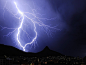 <p><a href="http://environment.nationalgeographic.com/environment/photos/lightning-general"><br>闪电</a>在南部开普敦的桌山和狮头山上分叉并重新汇合非洲。 中非是世界上雷击最频繁的地区。</p>
