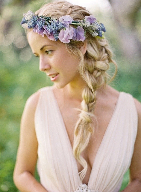 鲜花装饰的新娘发型