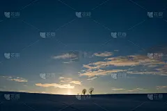 美丽的冬日黄昏天空和山坡上的树林