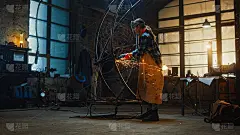 天才的假小子女艺术家使用角磨床在工作室制作一个抽象，野蛮和富有表现力的金属雕塑。当代制造者创造现代钢