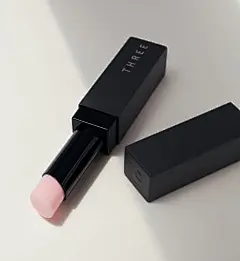 NEW BASE MAKEUP | THREE（スリー） : 真に洗練された肌を求めて。自分らしさで表情を満たし、あふれ出る生命感。素肌の生命感を、ベースメイクで呼び覚ますように。塗ることでより一層自分らしくいられる、自然なつけ心地と仕上がりを大切に。そんなTHREEのベースメイクを象徴する、満ち足りた素肌に出会うためのファンデーション。