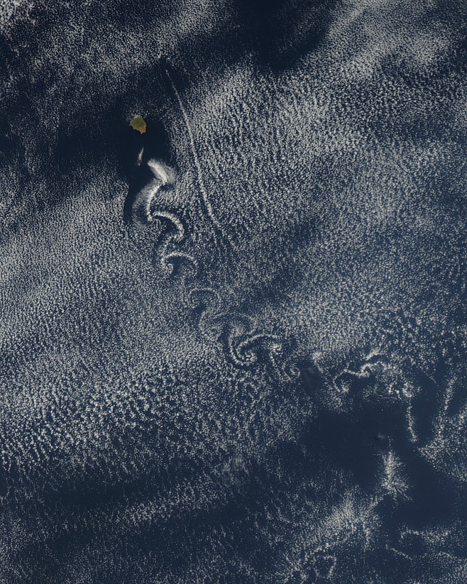 2013年5月22日，奇特云涡位于太平洋...