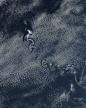 2013年5月22日，奇特云涡位于太平洋索科罗岛附近上空，美籍匈牙利物理学家西奥多·冯·卡门(Theodore von Kármán)是第一个描述这种现象的物理学家，所以这种漩涡状云团也被称为冯·卡门漩涡。冯·卡门漩涡几乎可以在任何流体流动被某物干扰的地方形成。