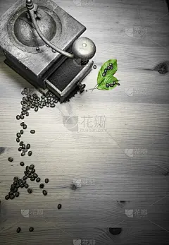 讲述过去的故事-研磨烤咖啡豆与古老的复古研磨机与磨碎的咖啡和绿叶在黑白顶视图与复制空间木制背景