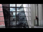 【Patterned by Nature】http://t.cn/zOTLOTR 该装置艺术位于罗利(Raleigh)的自然研究中心大楼中庭，由3600块LCD玻璃组成，运行功率只有75瓦，能耗低于一台笔记本电脑。图案通过改变玻璃的透明度而呈现～效果非常神奇！……http://t.cn/zOTLTRP
