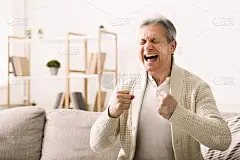 压力大的高级男子以挑衅的表情大喊大叫