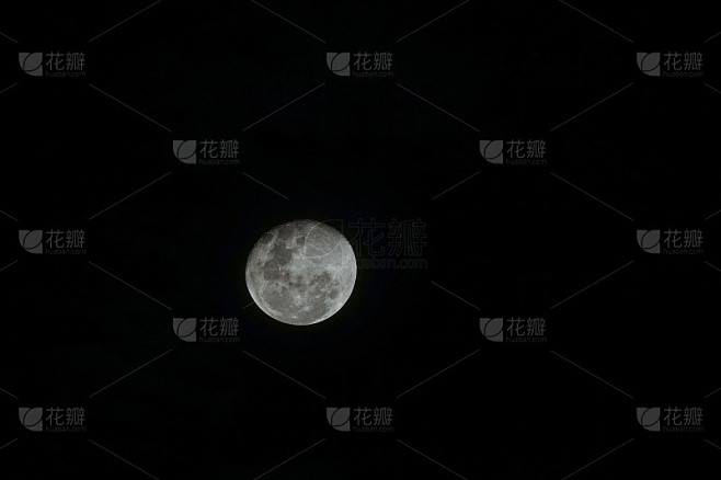 夜晚的满月。软焦距和模糊图像