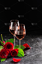 两杯玫瑰葡萄酒的婚礼，情人节，爱的生日庆典在黑暗的背景