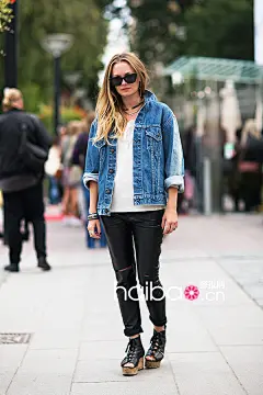 【牛仔】随性又百搭，秋冬时髦单品之牛仔装来抢镜！窄腿裤、牛仔衫、丹宁夹克…看欧美街拍型人演绎多样化穿搭！_海报时尚网