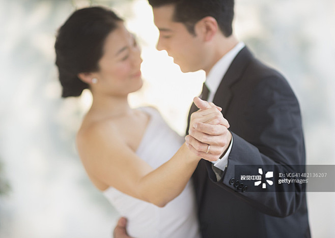 Newlywed couple danc...