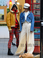 肯达尔·詹娜 (Kendall Jenner) 2017年2月19日现身伦敦Soho区为朋友拍照，她身穿90年代风格的短款磨边牛仔夹克搭配原白色阔腿裤，走起路来倍儿潇洒，军帽和手上的相机则为酷感升级。